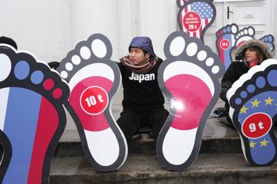 Sets of feet represent the per capita carbon footprints of selected countries. Japan is shown with 10 tons.