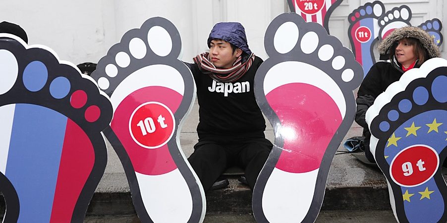 Sets of feet represent the per capita carbon footprints of selected countries. Japan is shown with 10 tons.