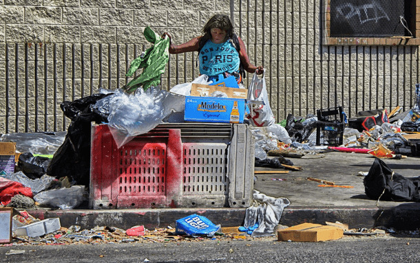 Figure 3. Trash in side walk in Los Angeles 
