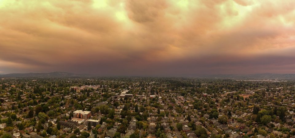 Looking_south_from_SE_Portland_during_2020_wildfires_-_2020-09-09_-_tedder_01