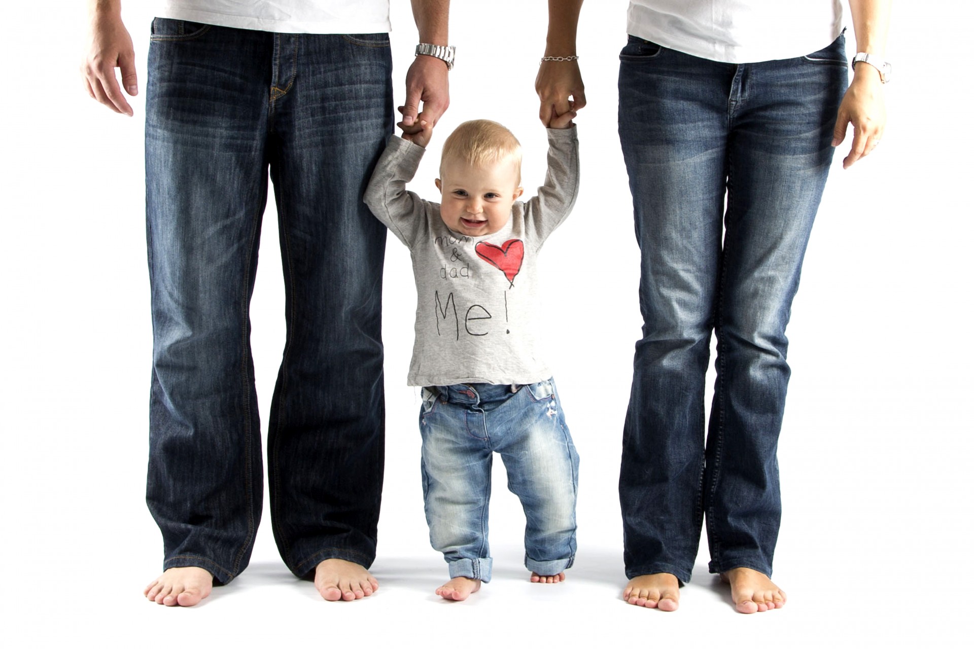 Дальше папа мама. Мама папа и ребенок. Дети в джинсах. Дети в джинсах мама. Джинсы для малышей.